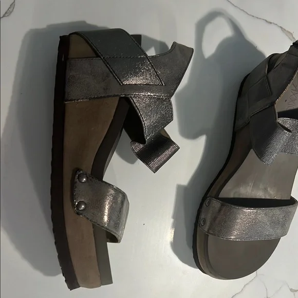 Silver Sandals with Modern Slingback Design - Picture 2 of 5